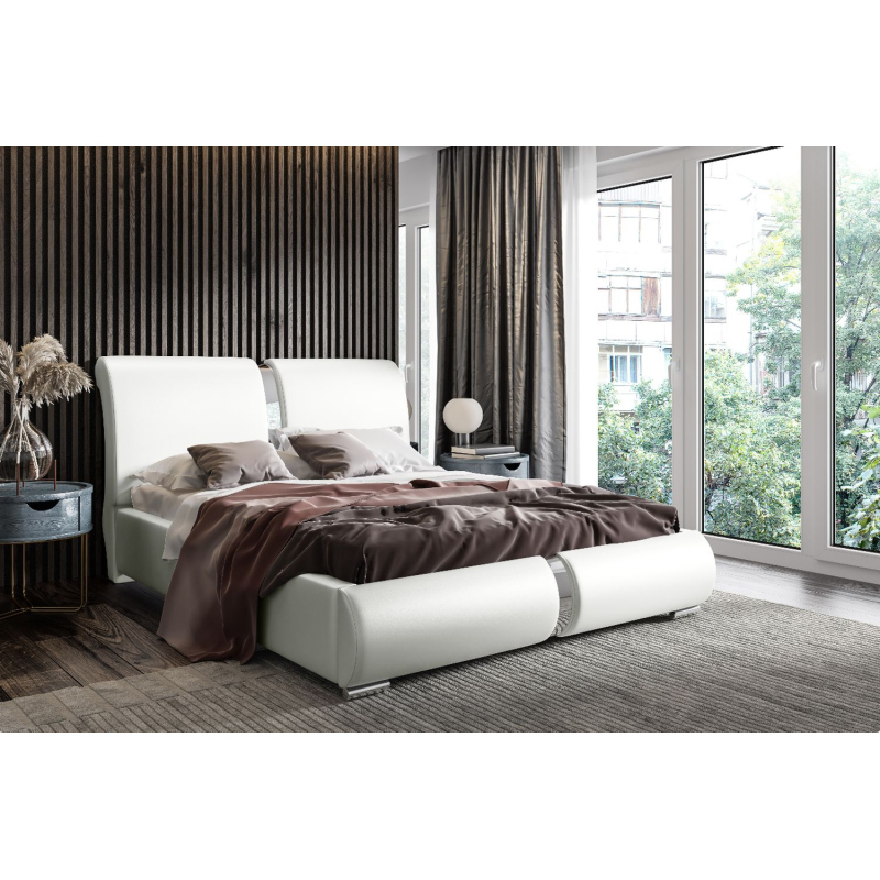 Čalúnená posteľ s chrómovými doplnkami 140x200 YVONNE - biela ekokoža