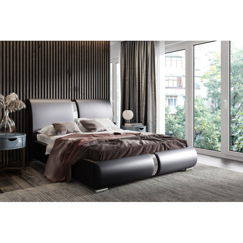 Čalúnená posteľ s chrómovými doplnkami 140x200 YVONNE - čierna ekokoža