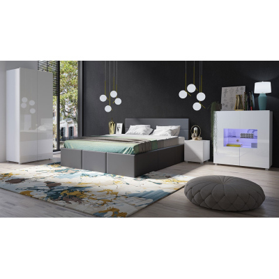 Spálňová zostava s LED modrým osvetlením a s posteľou 160x200 cm CHEMUNG - biela / lesklá biela / šedá ekokoža
