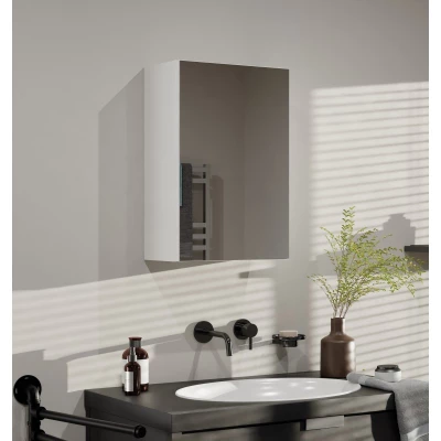 Kúpeľňová horná jednodverová skrinka so zrkadlom MARGO - biela