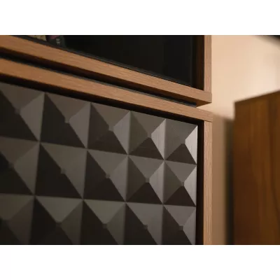 Nízka presklená skrinka KALWI - barokový dub jantárový / čierna