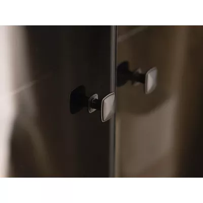Nízka presklená skrinka KALWI - barokový dub jantárový / čierna