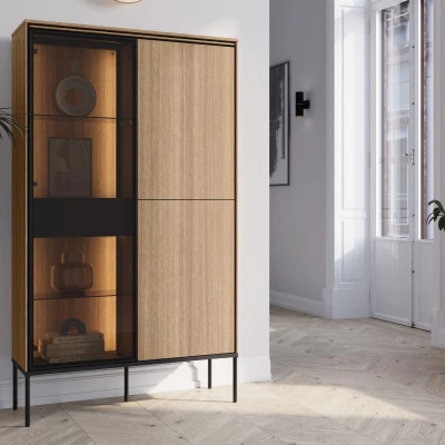 Vysoká presklená komoda s dvierkami a šuplíkom ANACORTES - dub + LED osvetlenie ZDARMA