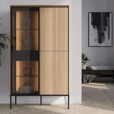 Vysoká presklená komoda s dvierkami a šuplíkom ANACORTES - dub + LED osvetlenie ZDARMA