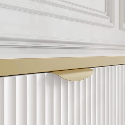 Široká komoda so šuplíkmi a dvierkami PULLMAN - zlatá / biela Široká komoda so šuplíkmi a dvierkami PULLMAN - zlatá / biela