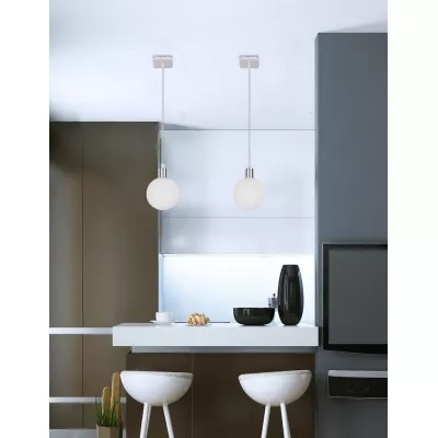 Moderné závesné osvetlenie ODEN - 1xG9, 40W, 12cm, guľa, chrómované / biele