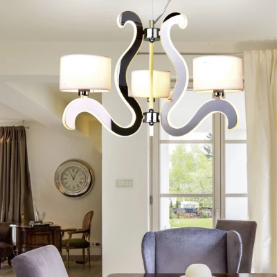 Trojramenné závesné svetlo AMBROSIA - 3xE14, 40W + LED 18,4 W, 2800K (teplá biela), chrómované