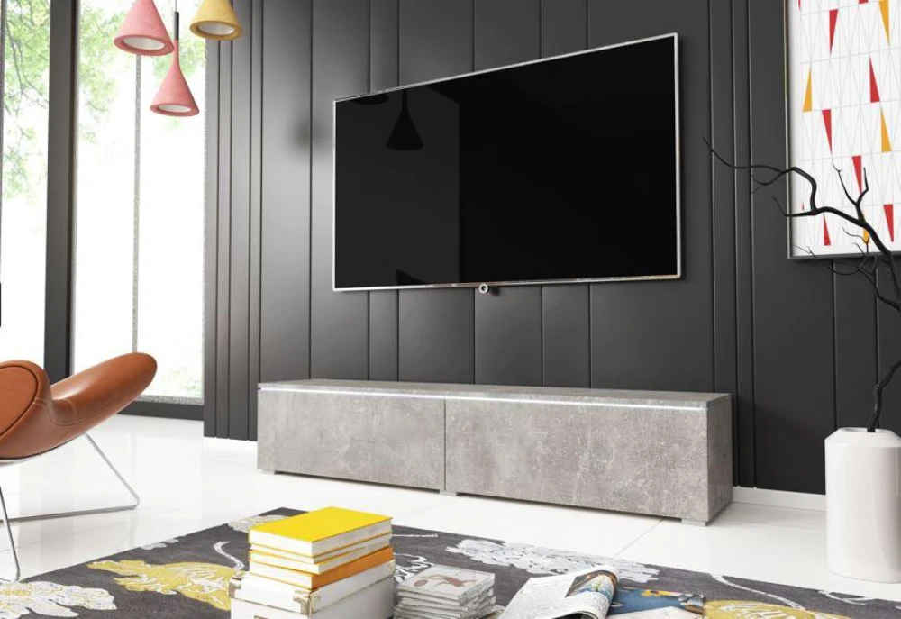 Šedý TV stolík Ceriee umiestnený voľne na podlahe v interiéri