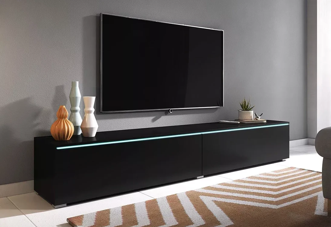 TV stolík Ceriee v čiernom prevedení s grafitovými dvierkami postavený voľne na zemi