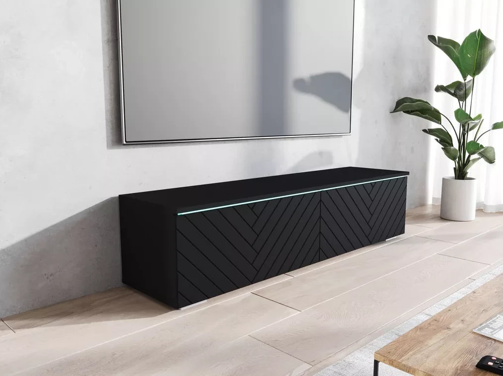 TV stolík Ceriee v čiernom prevedení so vzorom rybej kosti postavený voľne na zemi