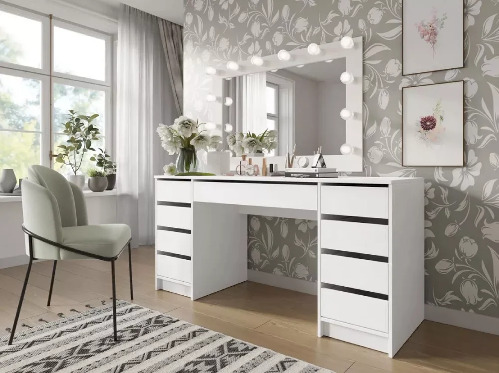 Stôl CONALL využitý ako elegantný toaletný stolík