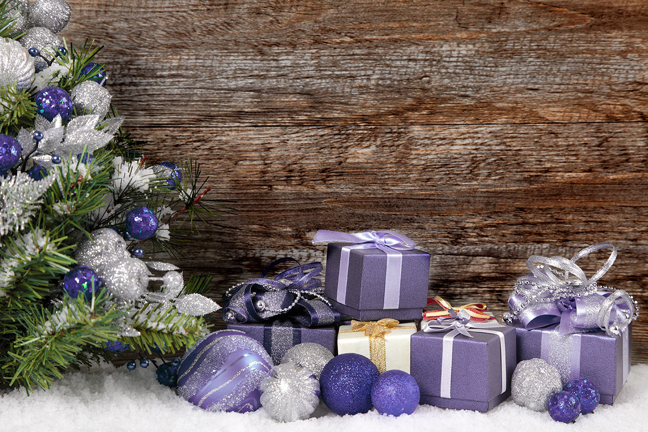 Pastelovo fialová farba vianočných dekorácií pôsobí elegantne
