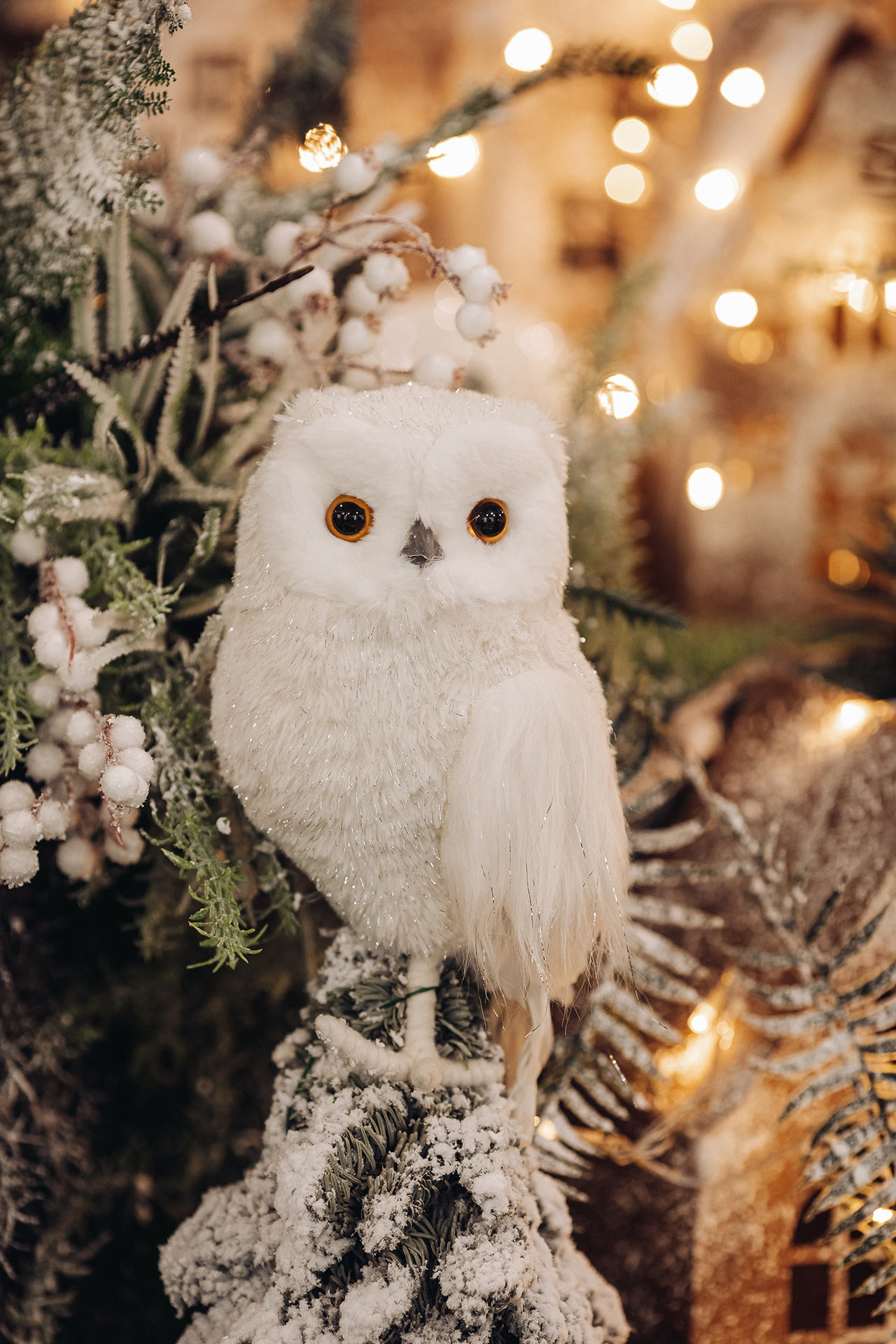 Trend Vianoc 2022: biela sova so žltými očami