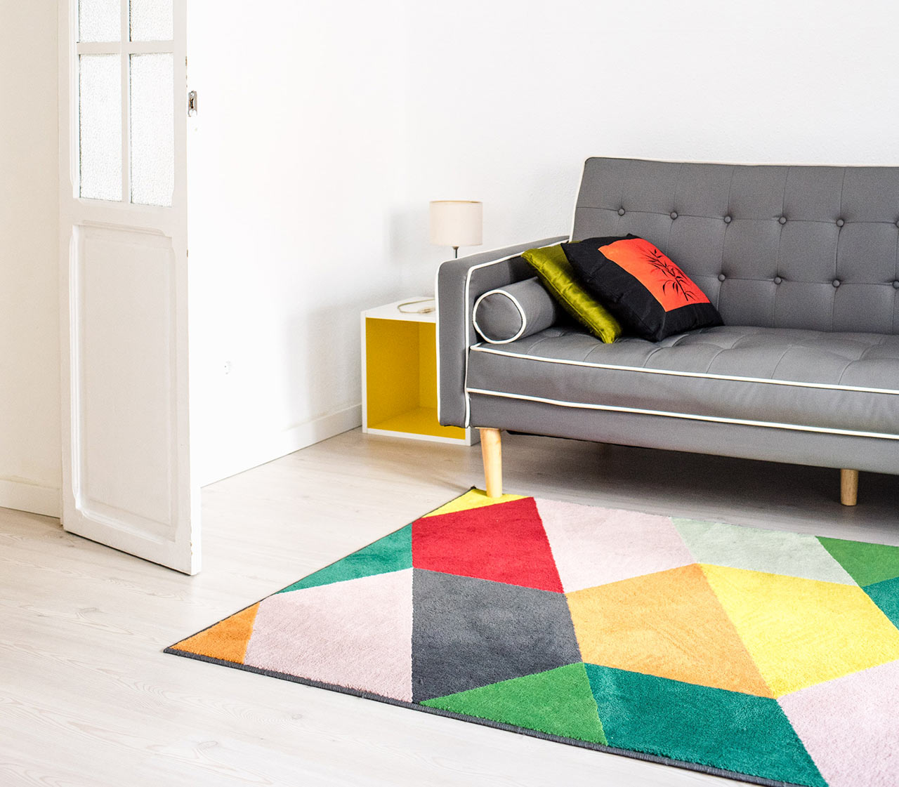 Pestrofarebný kusový koberec