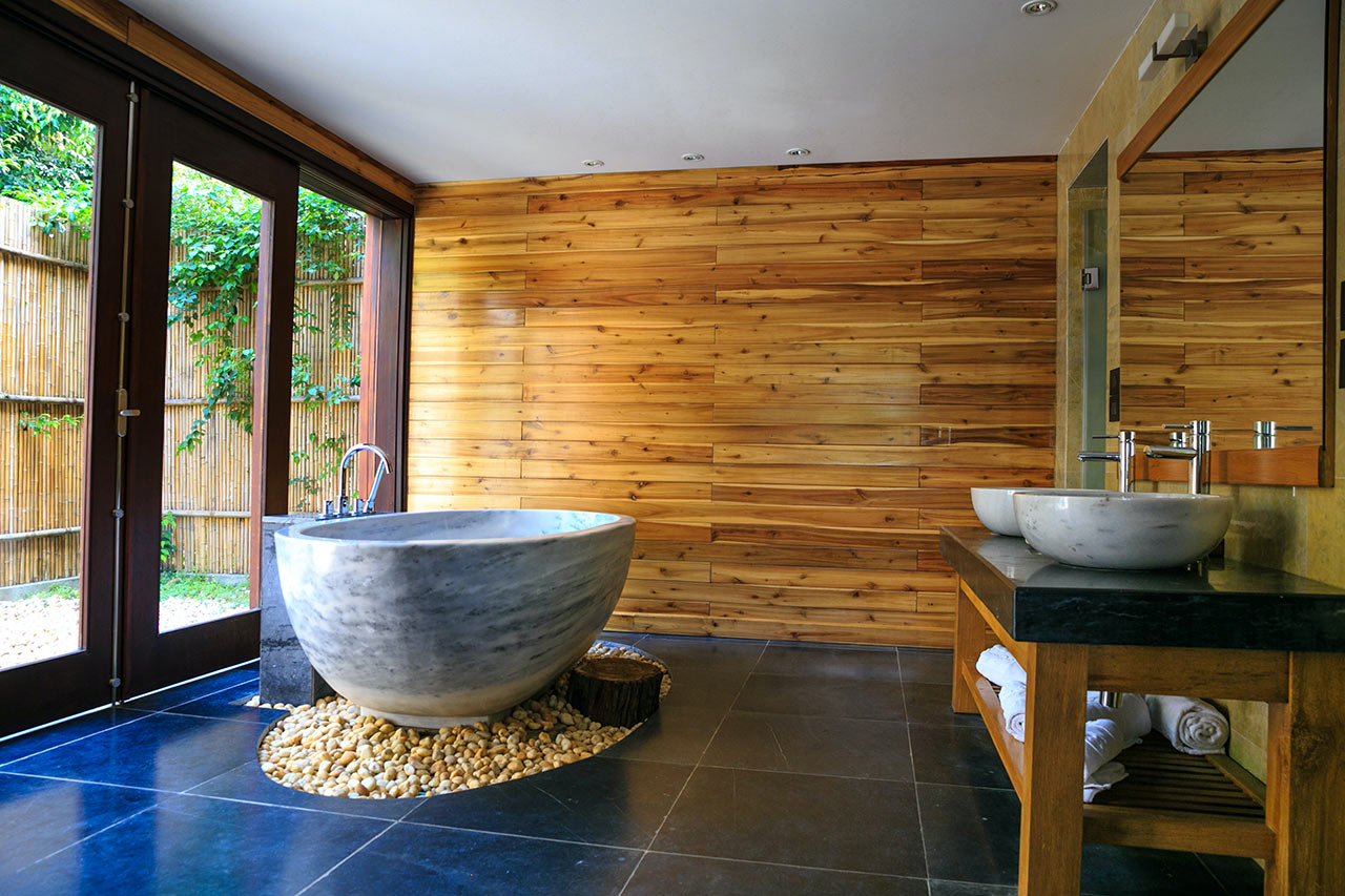 Štýlová kúpeľňa s dreveným obkladom a kamennou vaňou