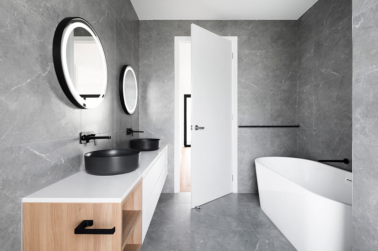 Moderná kúpeľňa s dlažbou aj obkladmi v rovnakom kamennom dekore