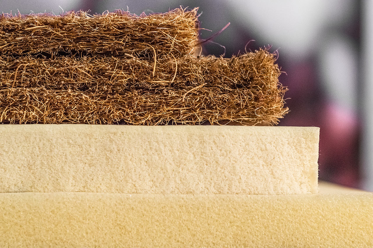 Pri výrobe matracov sa dnes bežne používajú aj kokosové vlákna