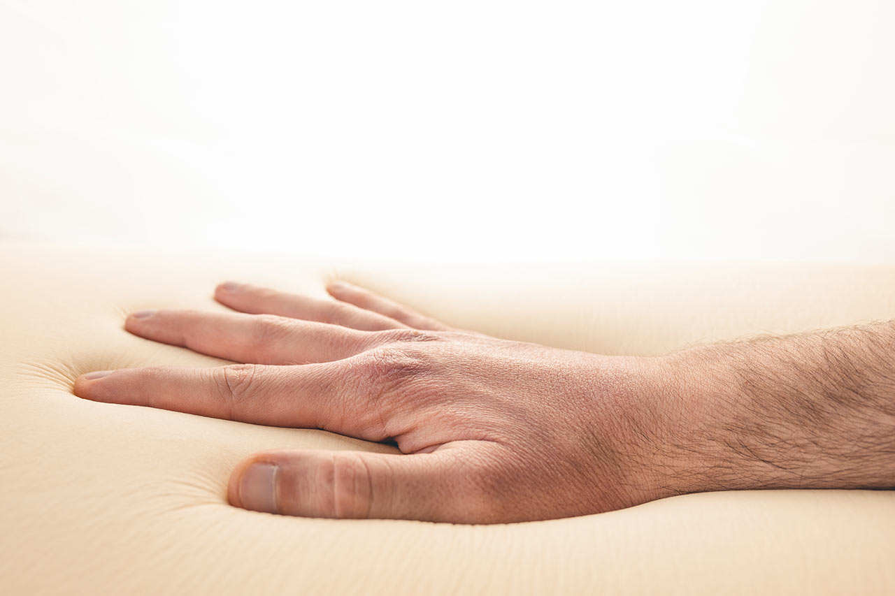 Pamäťová pena v matracoch dokonale skopíruje krivky vášho tela