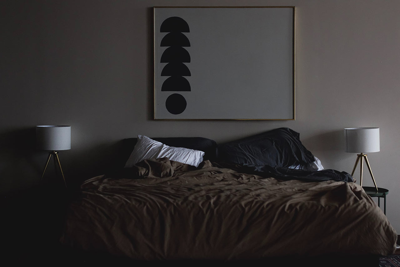 Tmavé farby v spálni pôsobia upokojujúcim dojmom