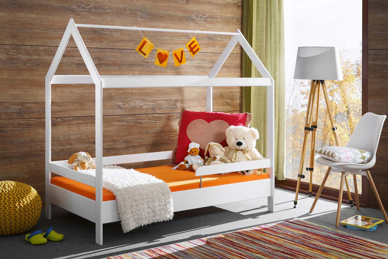 Drevená detská posteľ v tvare domčeka
