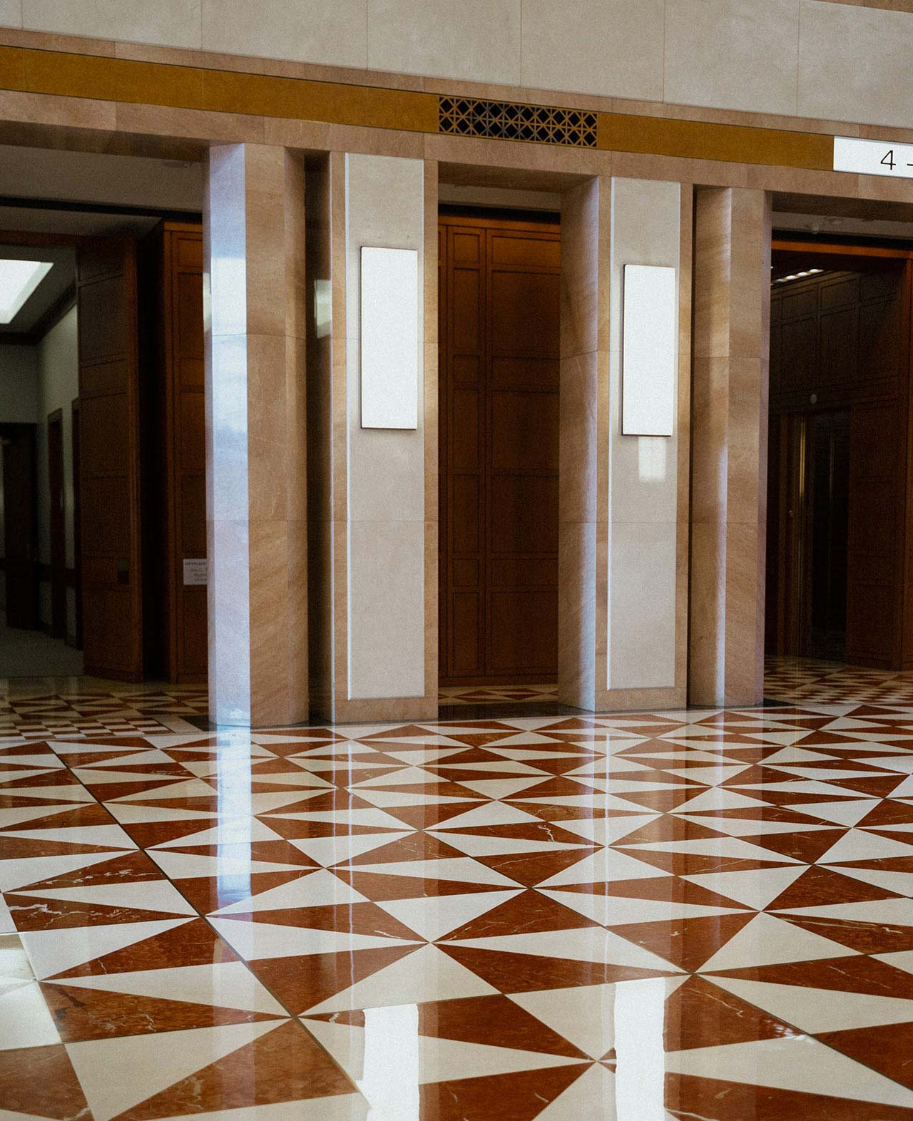 Podlaha s geometrickými tvarmi