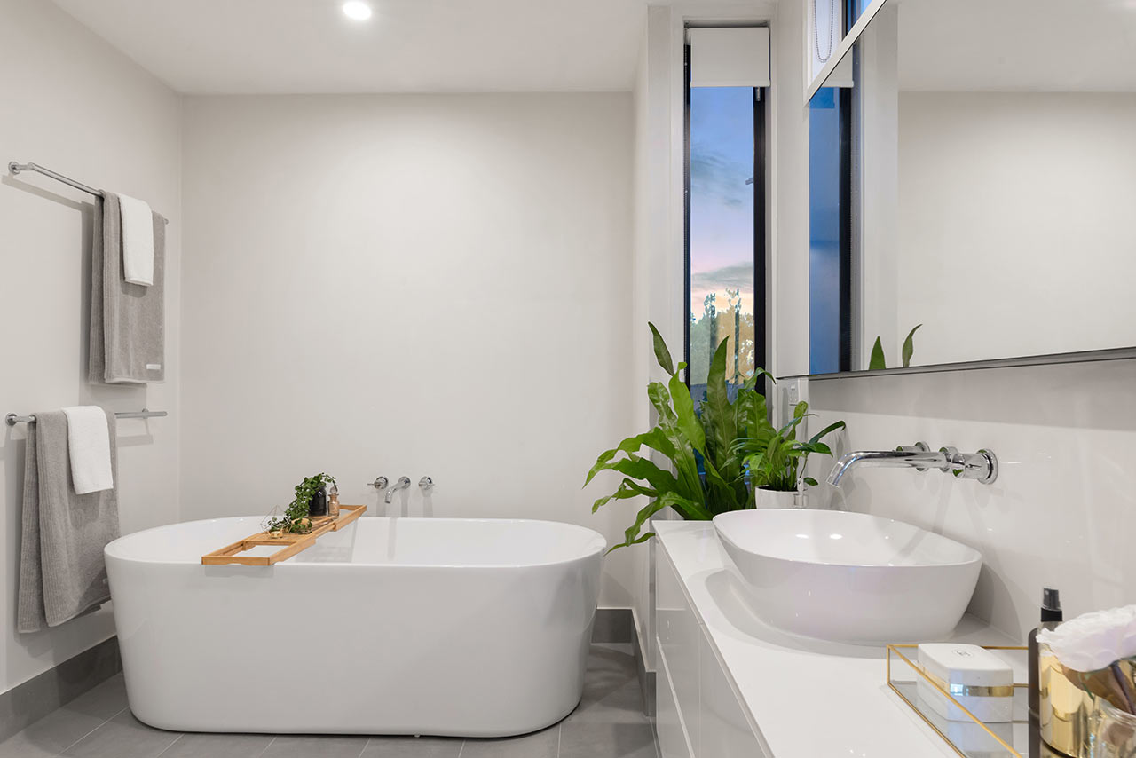 Biela farba v kúpeľni opticky zväčšuje priestor a navodzuje pocit čistoty