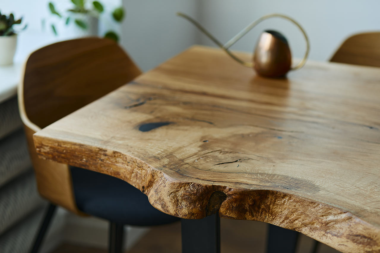 Stôl z dreveného masívu v rustikálnom prevedení