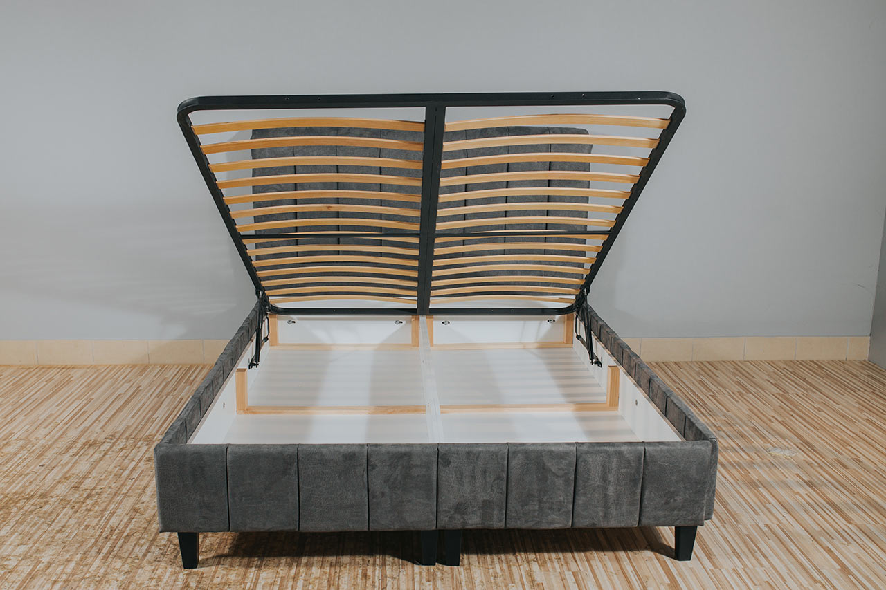 Manželská posteľ s úložným priestorom pod roštami