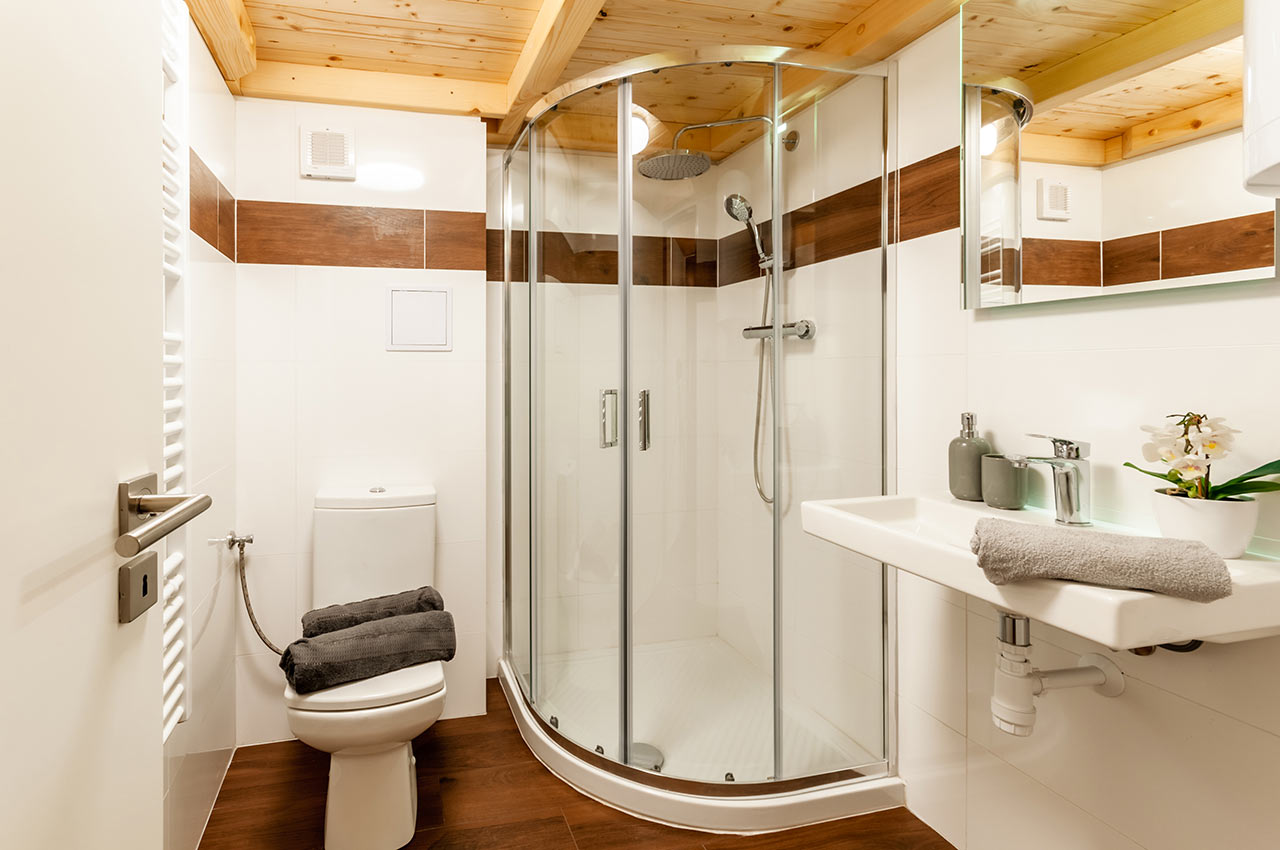 Malá kúpeľňa s dreveným obložením