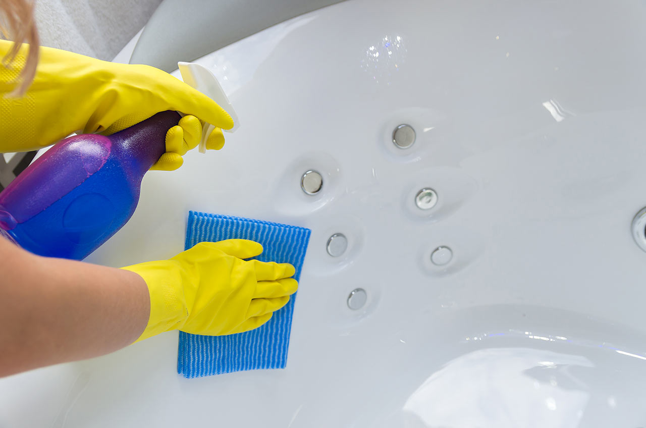 Čistenie kúpeľne – detail na čistenie vane