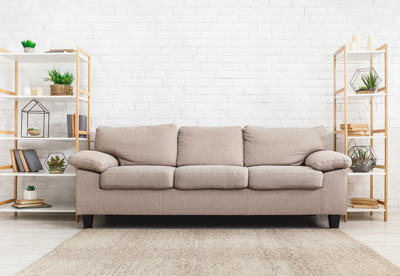 Moderná minimalistická obývačka doplnená regálmi s policami