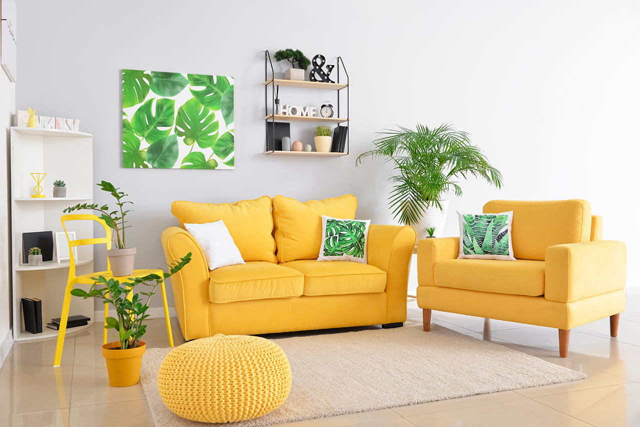 Štýlová obývacia izba s dominantnou žltou sedačkou
