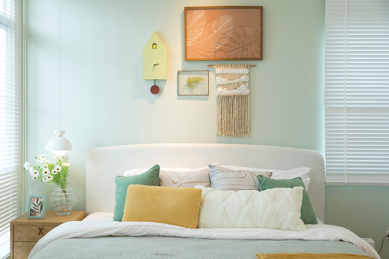 Hrejivá zelenkavá spálňa s veľkou manželskou posteľou