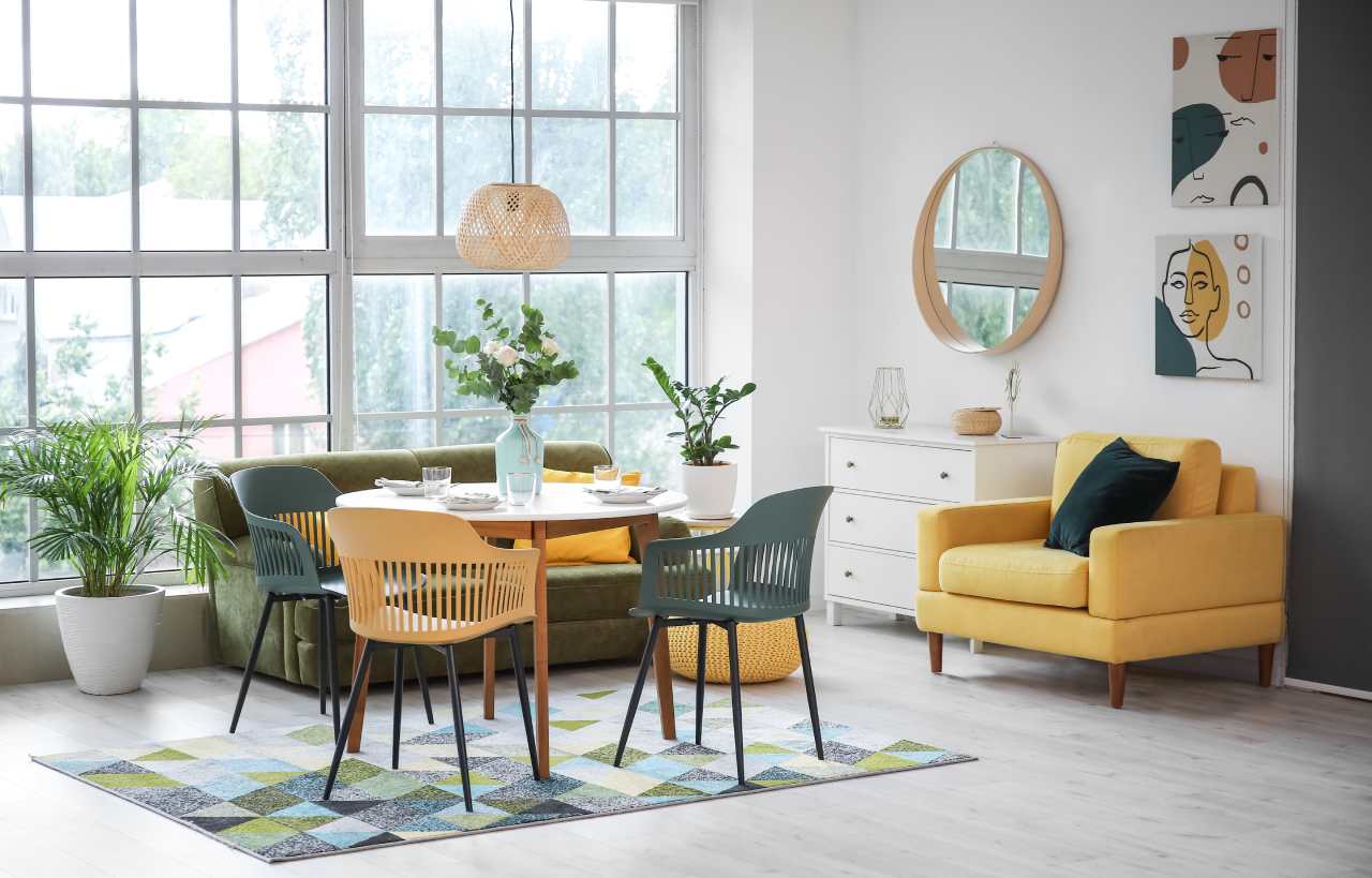 Spojením obývačky a jedálne doplnenej o elegantné zrkadlo získate krásny interiér