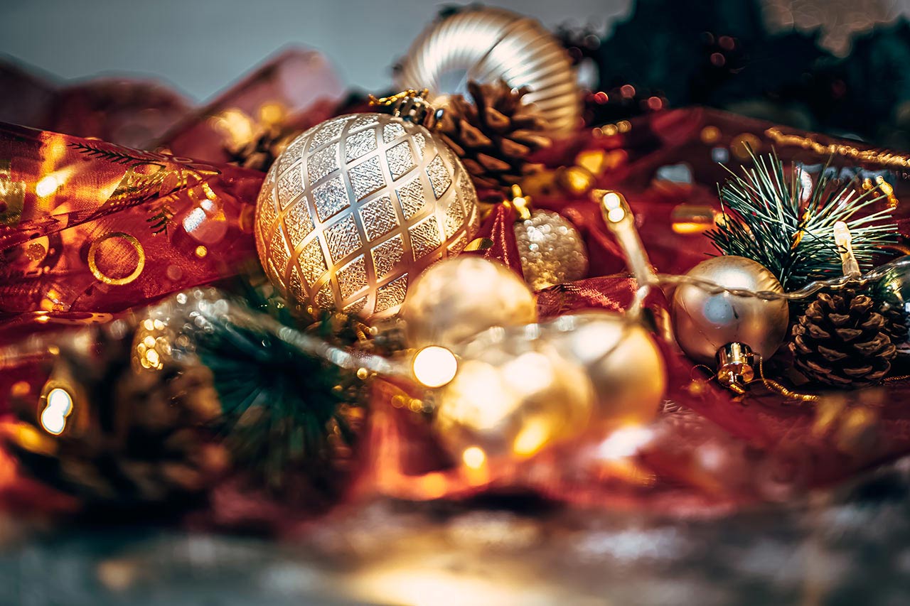 Dozdobte svietnik drobnými dekoráciami a dodajte mu vianočnú náladu