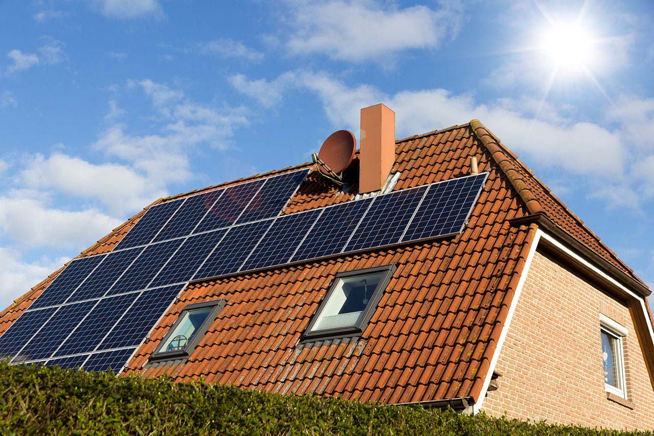 Fotovoltaika počas teplejšej polovičky roka vyrobí dostatok elektriny pre celú domácnosť