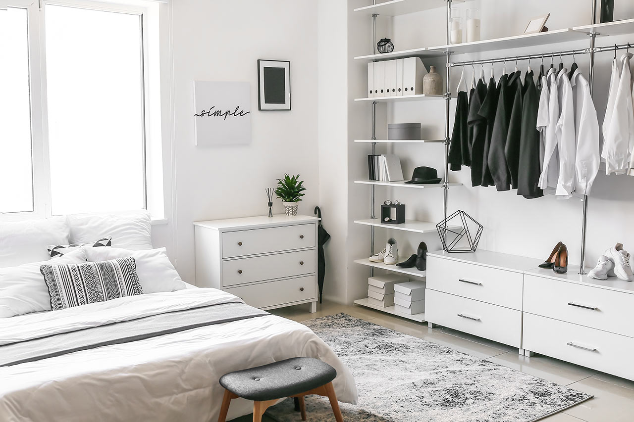 Moderná minimalistická spálňa s úložným priestorom pozdĺž steny