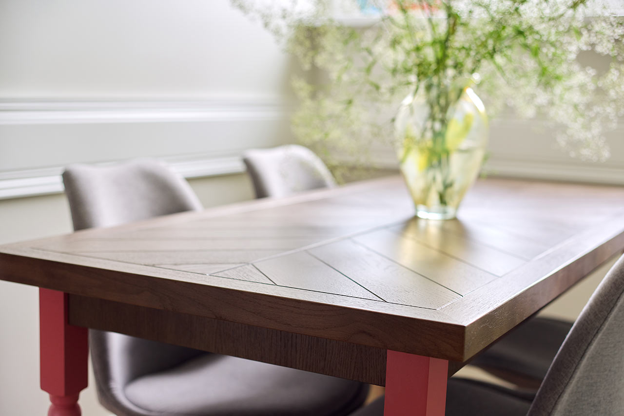 Majstri remeselníci dokážu nábytok vyladiť do najmenšieho detailu – od pätky nôh až po dosku stola