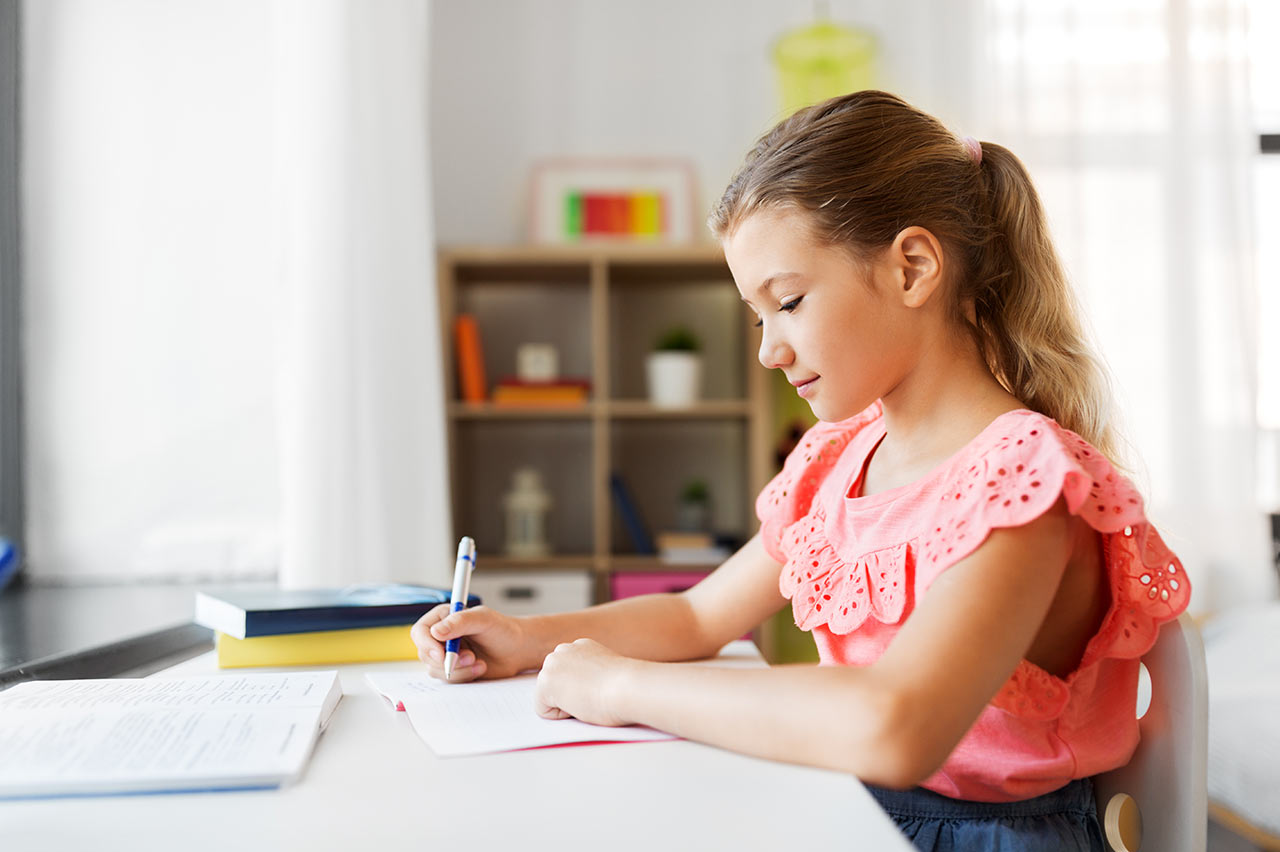 Kvalitný písací stôl podporuje správne držanie tela vášho dieťaťa