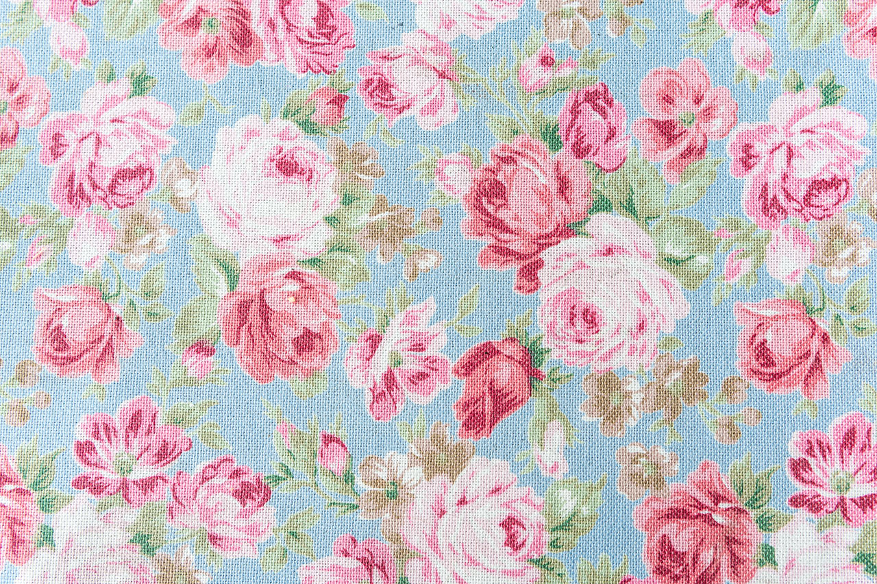 Kvetinové vzory tapiet sa stali legendou svojho času a vracajú sa so všetkou parádou