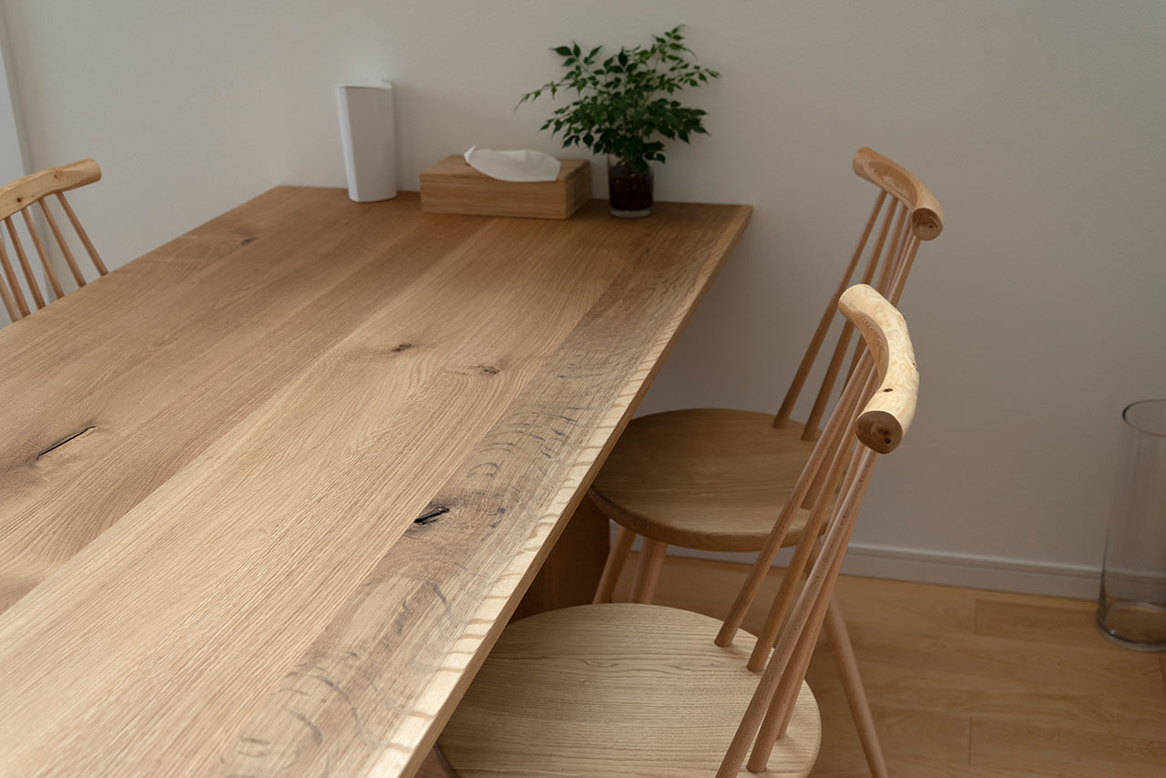 Stôl z masívneho dreva rozpráva príbehy niekoľkých generácií, čo má váhu