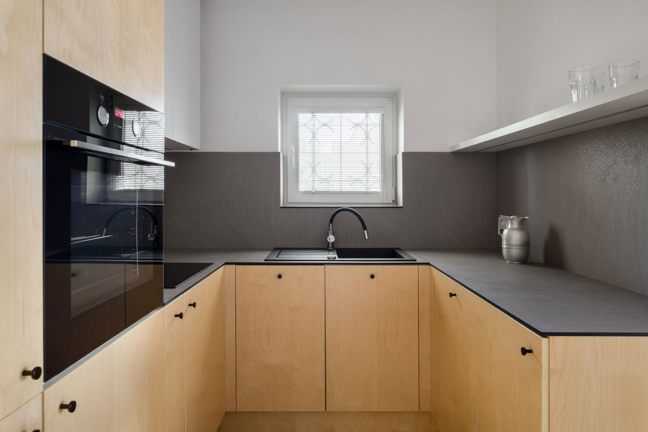 Nenechajte si pomedzi prsty prekĺznuť priestor v rohoch skriniek. Síce je atypicky riešený, ale výklopné police vám dovolia využiť ich naplno. Vaše hrnce vám budú vďačné za komfort.