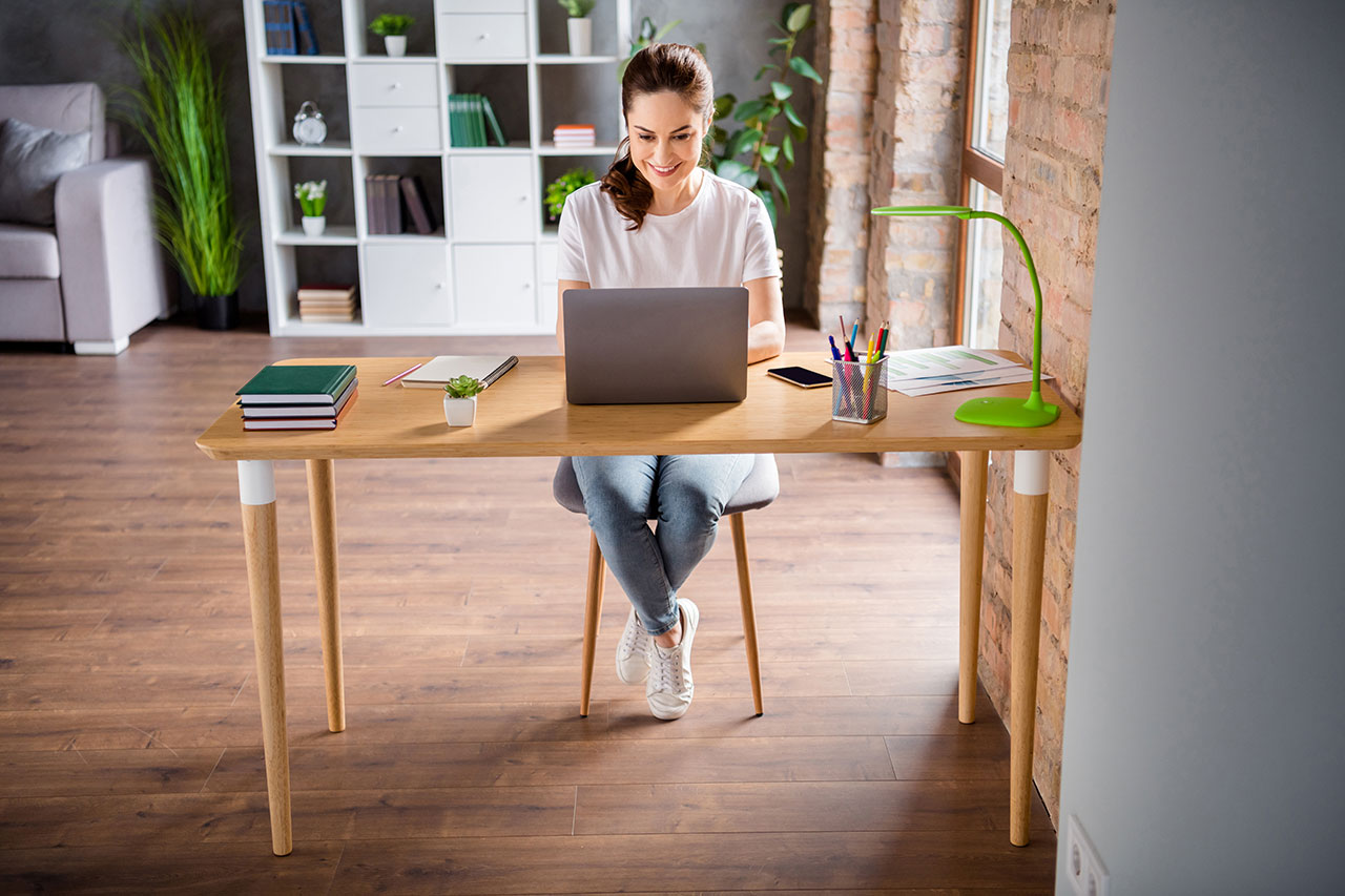 Rozdeľte si veci podľa toho, ako často ich potrebujete. Najbližšie ku stolu si nechajte len tie najužitočnejšie. Zvyšok môžete mať kdekoľvek inde – dokonca aj v inej miestnosti.