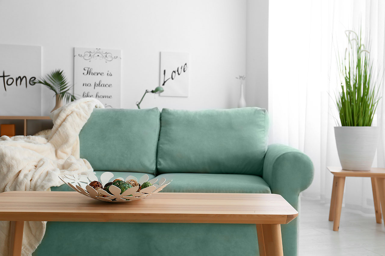 Svetlé zelené odtiene sa výborne dopĺňajú s prírodným dekórom dreva. Pôsobia hrejivo a nenútene.