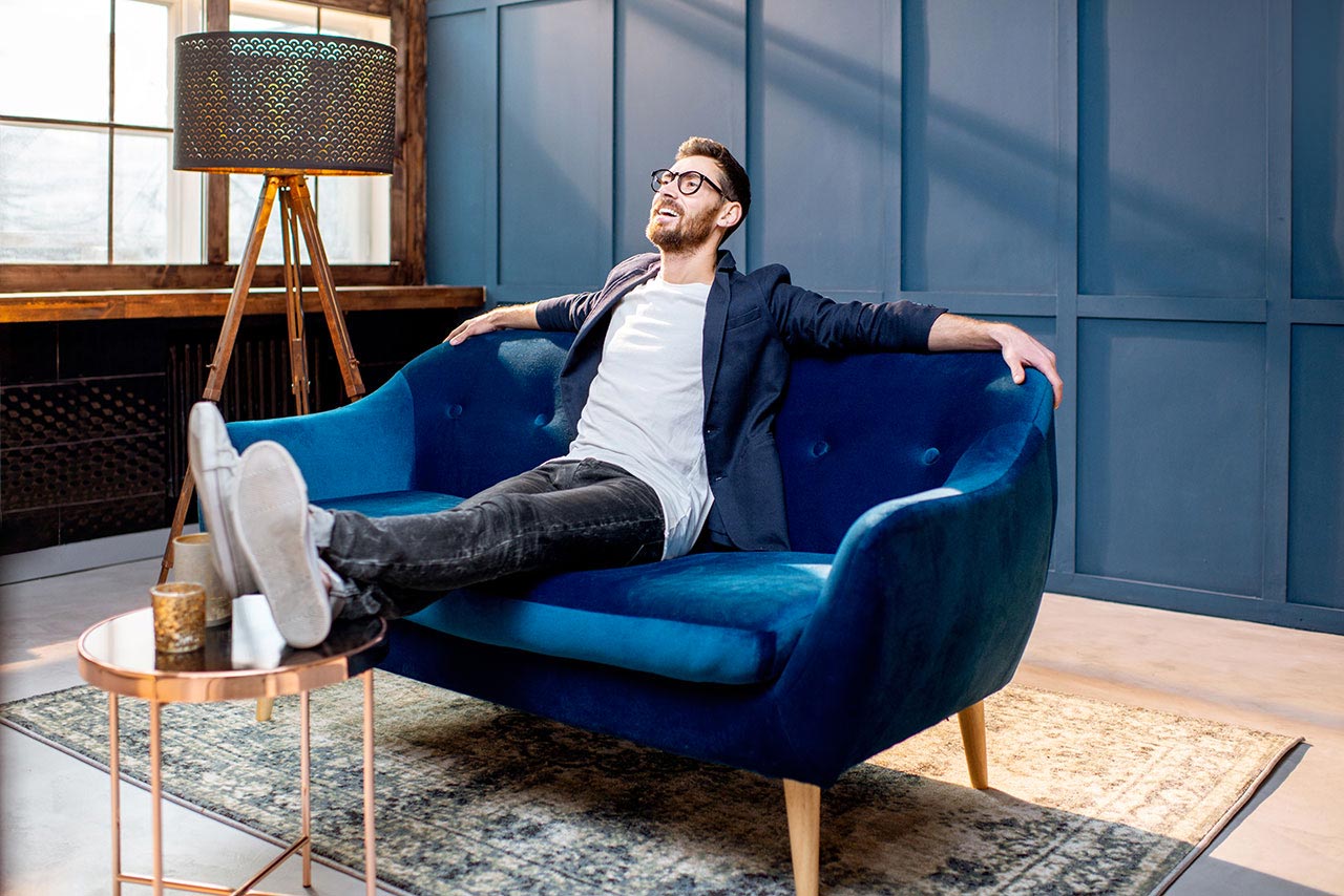 Tmavo modrá vyzerá luxusne takmer v akomkoľvek prevedení. Hodí sa do svetlých, minimalistických interiérov.