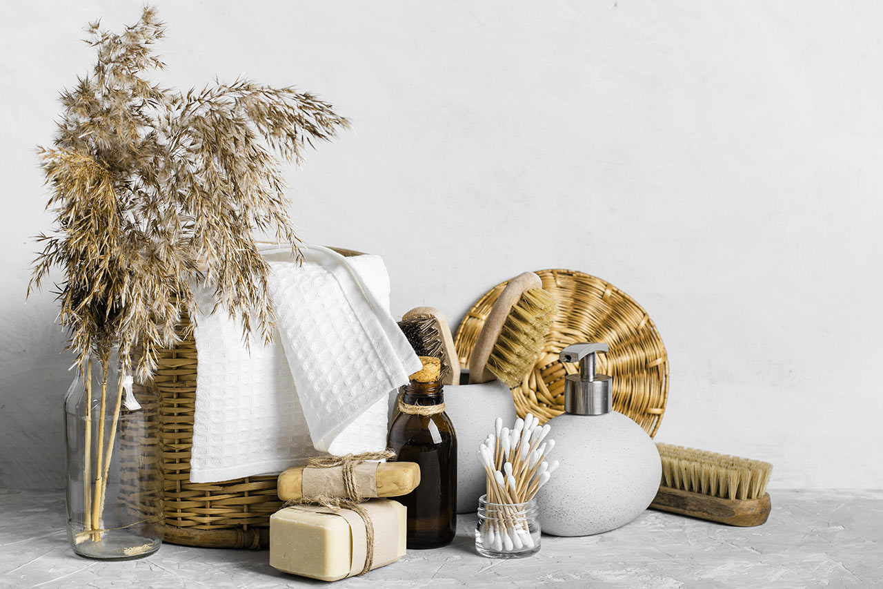 Zbavte sa nepoužívanej kozmetiky alebo kozmetiky po dátume spotreby. (Designed by Freepik)