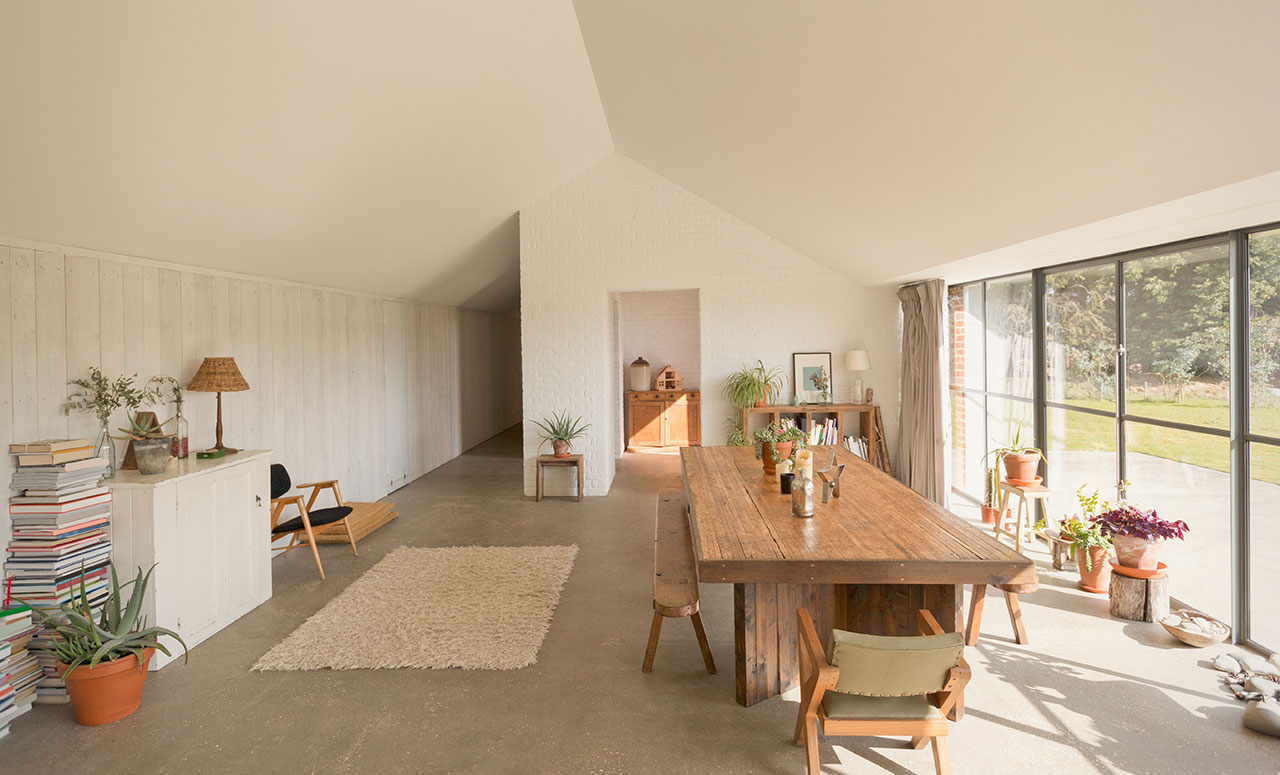 Stôl môže byť stredobodom miestnosti, aj keď je veľká a vzdušná. Stačí dať šancu prírodnému materiálu a nebáť sa patiny. Potom získate solitér, ktorý bude obdivovať aj vaša svokra.