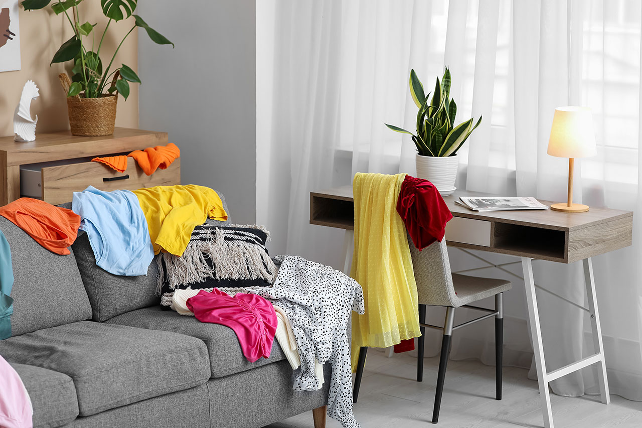 Sterilné prostredie je neosobné a studené. Nebojte sa používať nábytok tiež ako odkladaciu plochu pre vaše oblečenie a doplnky. A keď má prísť návšteva, pre tentokrát upracete. Potom môžete začať odkladať znova! 