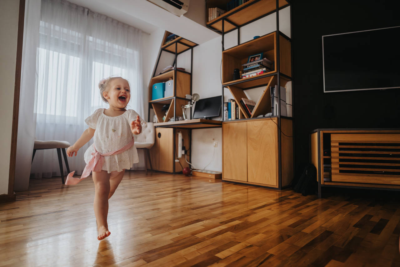  Pokiaľ máte doma malé deti, myslite aj na ne. Ostré hrany nábytku a málo priestoru okolo nenahrávajú fungovaniu našich najmenších. Doprajte im priestor a bezpečie.